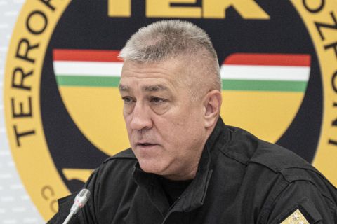 Hajdu János, a Terrorelhárítási Központ (TEK) főigazgatója sajtótájékoztatót tart az előző napon Esztergomban végrehajtott műveletről a TEK Zách utcai központjában 2023. szeptember 21-én.