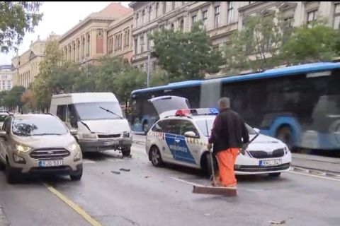 Összeütközött két autó Budapesten, 23 szír bevándorló került elő