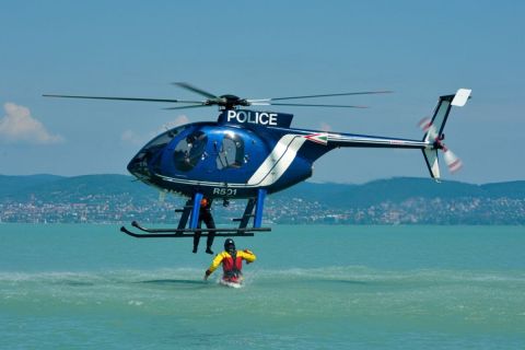 Videóra vették, ahogy a Balatonba zuhan a rendőrség helikoptere