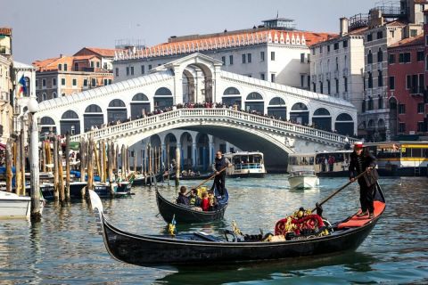 A Rialto, a velencei Canal Grande négy híres hídja közül a legöregebb.