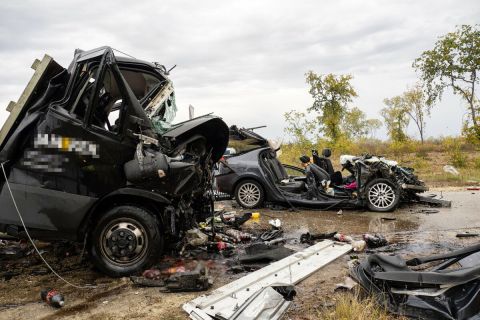 Ütközésben összeroncsolódott járművek az 55-ös főúton Ásotthalom közelében 2023. október 27-én. A 33-as kilométernél történt balesetben egy személyautó és egy teherszállító ütközött össze, egy ember meghalt, nyolcan pedig megsérültek.