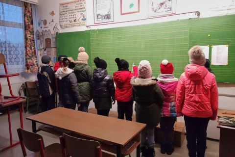 Diákok kabátban a szombathelyi Váci Mihály Általános Iskolában, miután az intézmény jó részében 11 fokra csökkent a hőmérséklet 2023. január 10-én.