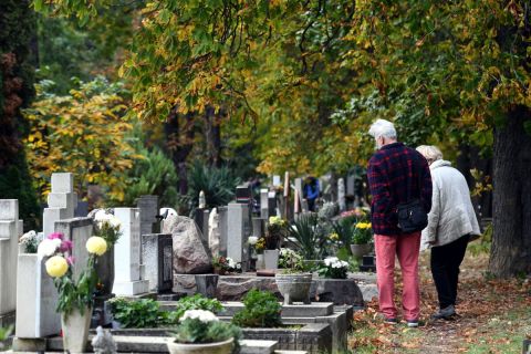 Emlékezők a Farkasréti temetőben mindenszentek ünnepe és halottak napja előtt, 2023. október 29-én.