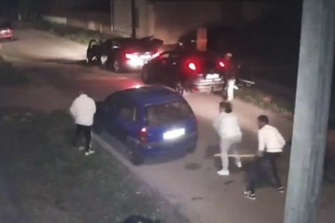 Brutális tömegverekedést vettek videóra Hatvanban – botokkal, fegyverekkel esett egymásnak két család