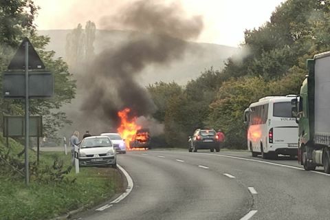 Óriási lángokkal égett egy autó Pécs és Mánfa között