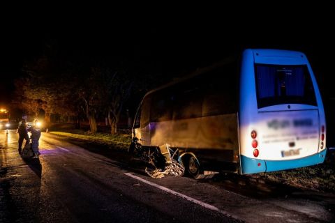 Diákokat szállító mikrobusszal ütközött egy autó Békésben, egy ember meghalt