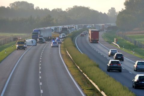 Torlódik a forgalom egy halálos baleset helyszínén az M5-ös autópályán, Hernád térségében 2023. október 14-én. A Budapest felé vezető oldalon, a 48-as kilométernél egy személygépkocsi és egy kisteherautó ütközött össze. A balesetben egy ember meghalt.
