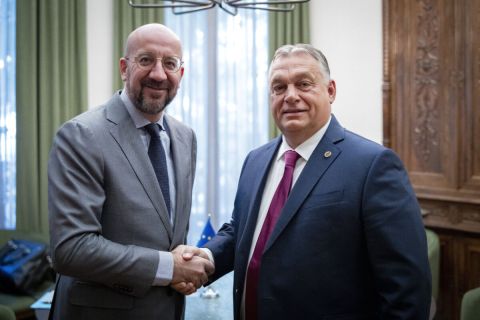 A Miniszterelnöki Sajtóiroda által közreadott képen Charles Michel, az Európai Tanács elnöke (b) és Orbán Viktor kormányfő kezet fog a spanyolországi Granadában 2023. október 5-én.