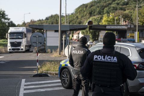 Szlovák rendőrök határellenőrzést végeznek a somoskőújfalui határátkelőnél 2023. október 5-én.