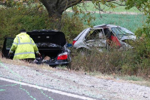 Ütközésben összeroncsolódott személygépkocsik Szolnoknál 2023. október 31-én. A 4-es főút és a Tölgy utca kereszteződésénél történt balesetben ketten meghaltak, többen megsérültek.