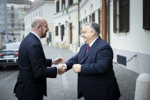 Orbán Viktor miniszterelnök (j) fogadja Charles Michelt, az Európai Tanács elnökét a Karmelita kolostorban 2023. november 27-én.