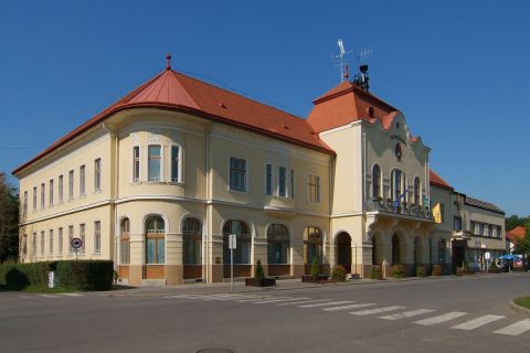 A polgármesteri hivatal épülete Balmazújvárosban.