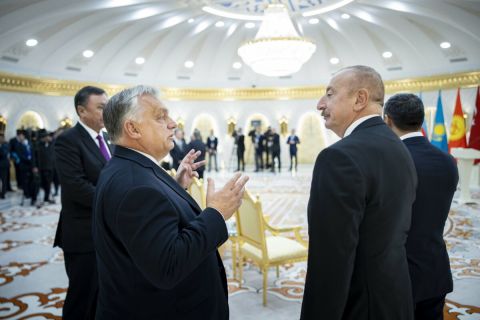 Orbán Viktor miniszterelnök (b) és lham Alijev azeri elnök (j) a Türk Államok Szervezete 10. csúcstalálkozóján Asztanában 2023. november 3-án.