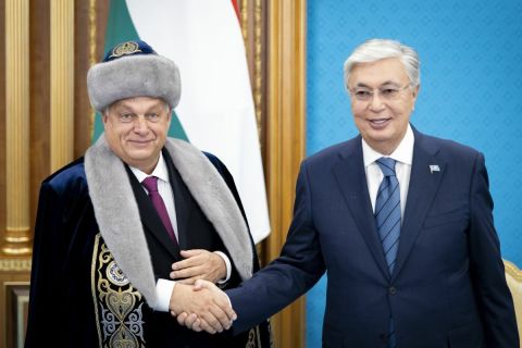 Orbán Viktor miniszterelnök hagyományos kazah öltözetben (b) és Kaszim-Zsomart Tokajev kazah elnök Asztanában, az elnöki palotában 2023. november 2-án.