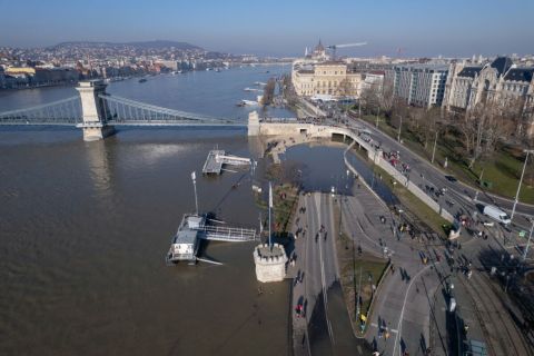 A drónnal készült felvételen a kiáradt Duna a Lánchídnál 2023. december 28-án. Hosszan elnyúló tetőzések, lassú apadás kíséri a dunai árhullámot; Budapesten az előző nap este tetőzött az árhullám, ekkor a legmagasabb vízállás 693 centiméter volt.