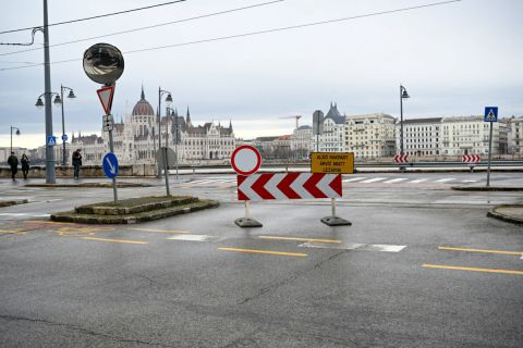 Az alsó rakpart lezárására figyelmeztető KRESZ-táblák az I. kerületi Halász utcánál 2023. december 25-én.
