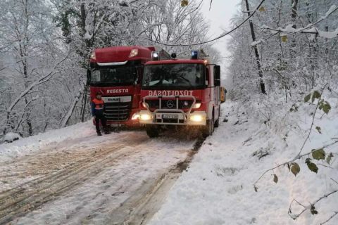 Katasztrófavédelem: rengeteg elakadt járművet mentettek a havazás és az ónos eső miatt