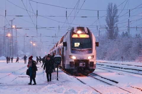 Utasok a behavazott Rákospalota-Újpest vasútállomáson 2023. december 7-én.