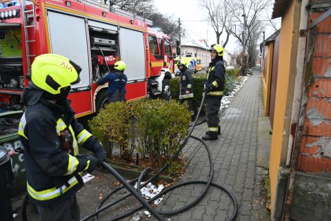 Tűzoltók dolgoznak egy lakás előtt a főváros XIX. kerületében, a Wekerle telepen 2023. december 11-én.