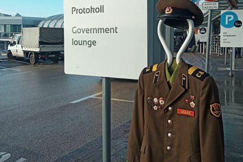 Szovjet egyenruhát vittek „Orbán miniszterelnök elvtársnak” a reptér kormányvárójához, hogy abban tudjon menni az uniós csúcsra