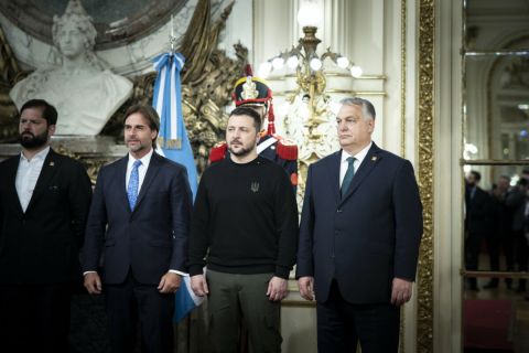 Orbán Viktor miniszterelnök (j) Javier Milei új argentin elnök beiktatási ünnepségén Buenos Airesben 2023. december 10-én. A kormányfő mellett Volodimir Zelenszkij ukrán elnök (j2).