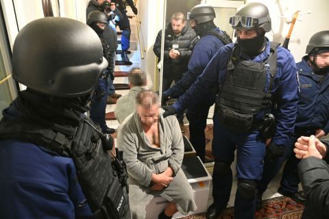 Rendőrök állítják elő J. Róbertet Szentendrén 2023. december 11-én.