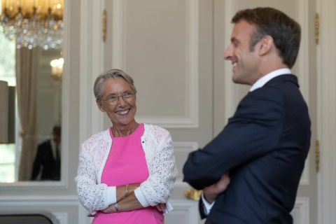 Élisabeth Borne francia miniszterelnök (b) és Emmanuel Macron köztársasági elnök (j).