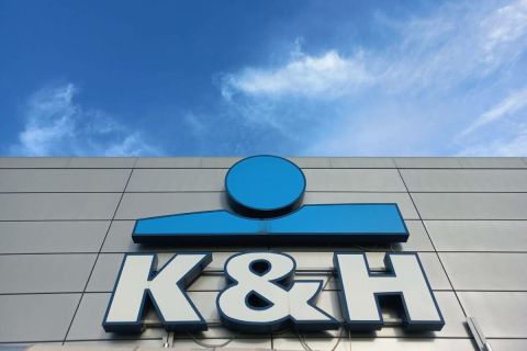 Brutális drágulás jön a K&H-nál, a bankok is elkezdték az emberek nyakába varrni a tavalyi inflációt