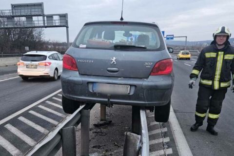 Bravúros baleset az M0-son: felhelyezkedett egy Peugeot a szalagkorlátra