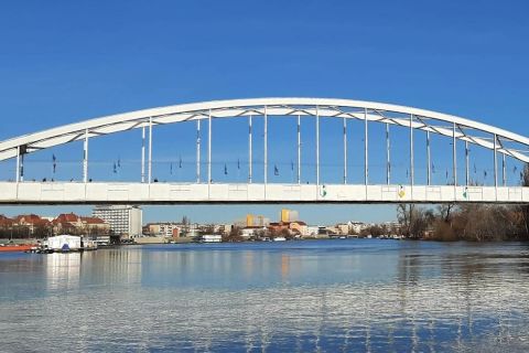 A Tisza a szegedi Belvárosi hídnál 2023. december 28-án.