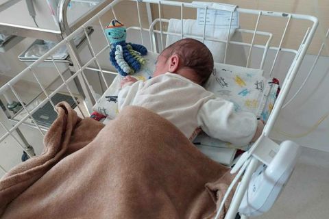 Néhány órás újszülöttet találtak a szolnoki kórház inkubátorában