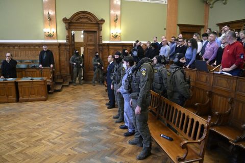 Gyárfás Tamás médiavállalkozó, sportvezető (elöl b), valamint a másodrendű vádlott Portik Tamás (elöl j2) büntetőperük tárgyalásán a Fővárosi Törvényszék épületében 2024. február 8-án.