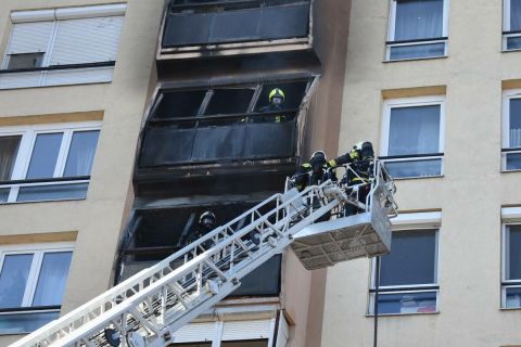 Tűzoltók dolgoznak a kaposvári társasháznál 2024. február 14-én.