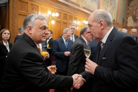 Orbán Viktor miniszterelnök (b) gratulál Sulyok Tamás megválasztott köztársasági elnöknek az Országgyűlés plenáris ülésén 2024. február 26-án.