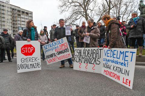 „Orbán, takarodj! Novák, takarodj!” Tüntetnek Budapesten a pedofilsimogató kormány ellen