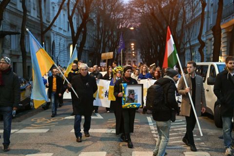 Az ukrajnai háború kitörésének második évfordulóján tartott demonstráció résztvevői vonulnak az orosz nagykövetség épületéhez a VI. kerületi Benczúr utcában 2024. február 24-én. A tüntetést a Momentum Mozgalom és az Európához Tartozunk Egyesület szervezte.