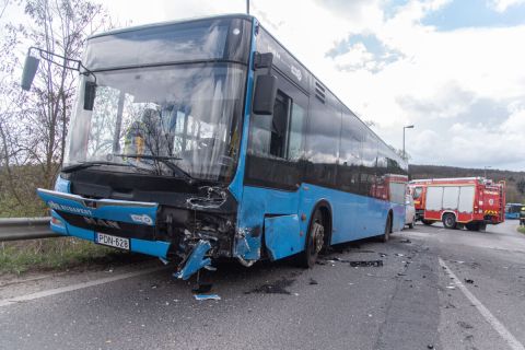 A balesetben megsérült busz Budapest XI. kerületében, a Balatoni úton 2024. március 25-én.