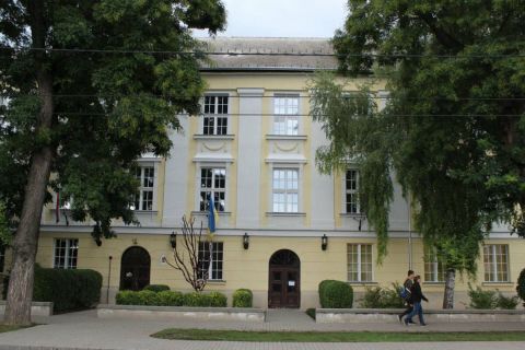 A bicskei Csokonai Vitéz Mihály Általános Iskola Prohászka Ottokár utcai épülete.