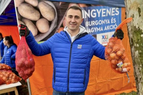Borbély Lénárd cseeli polgármester a Fidesz legsikeresebb szavazatszerző kellékeivel, krumplival és hagymával pózol 2023. október 23-án.