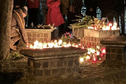 Gyertyagyújtás Budaörsön az elhunyt diák emlékére.