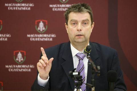 Fürcht Pál főügyész, a Központi Nyomozó Főügyészség (KNYF) vezetője sajtótájékoztatót tart az úgynevezett a Völner-Schadl ügy nyomozásáról Budapesten, a KNYF épületében 2024. március 28-án.