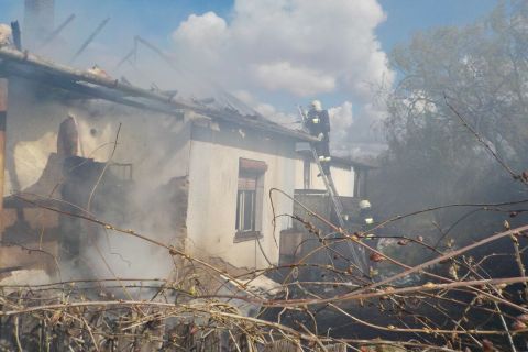Tűzoltók dolgoznak a Hajdúszoboszlón kigyulladt hétvégi háznál.