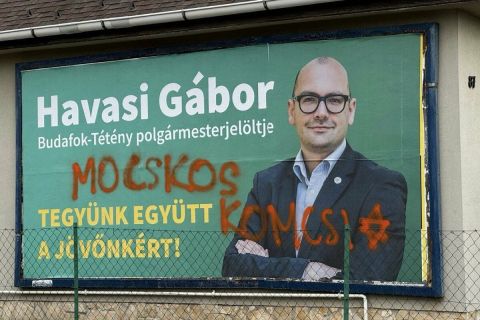 „Mocskos komcsi” – Dávid-csillagot festettek a Momentum előválasztási plakátjára Budapesten