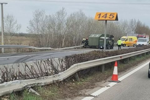 Felborult egy katonai utánfutós terepjáró az M5-ös autópályán