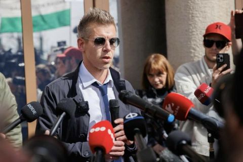 Magyar Péter elárverezi a „női” napszemüvegét, elképesztő összegnél tart a licit