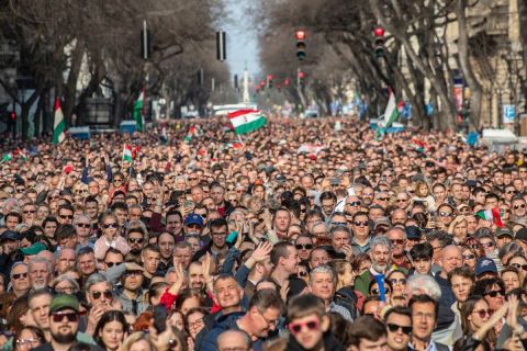 Tömeg Magyar Péter beszédén a budapesti Andrássy úton 2024. március 15-én.