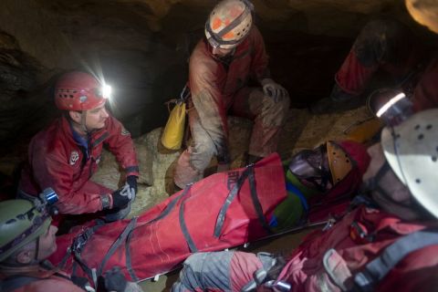 A Magyar Barlangi Mentőszolgálat (BMSZ) által közreadott képen a BMSZ szakemberei egy bokasérülést szenvedett szingapúri túrázó mentésén dolgoznak speciális barlangi mentőhordággyal a Mátyás-hegyi barlangban 2024. március 22-én.