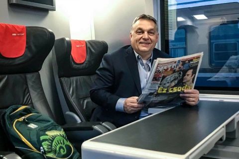 Orbán Viktor Nemzeti Sportot olvas a vonaton 2018. január 29-én.
