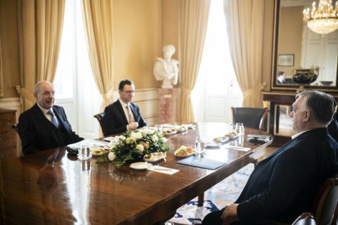 Orbán Viktor miniszterelnök (j) Sulyok Tamás köztársasági elnökkel (b) egyeztet a Sándor-palotában 2024. március 6-án.