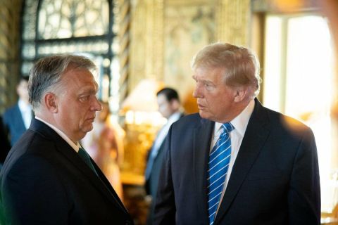 Orbán Viktor kormányfő (b) és Donald Trump korábbi amerikai elnök, republikánus elnökjelölt Trump floridai rezidenciáján, Mar-a-Lagóban 2024. március 8-án.